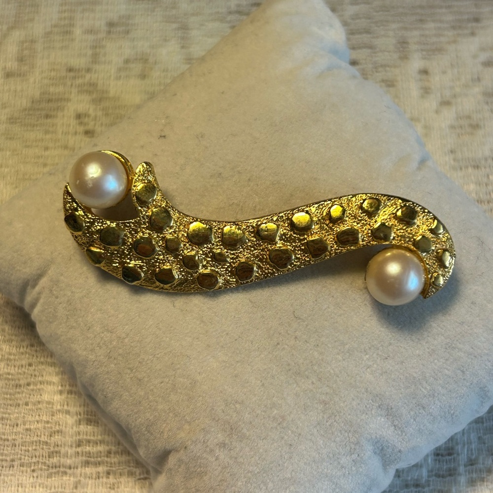 Elegant Gold and Pearl Brooch